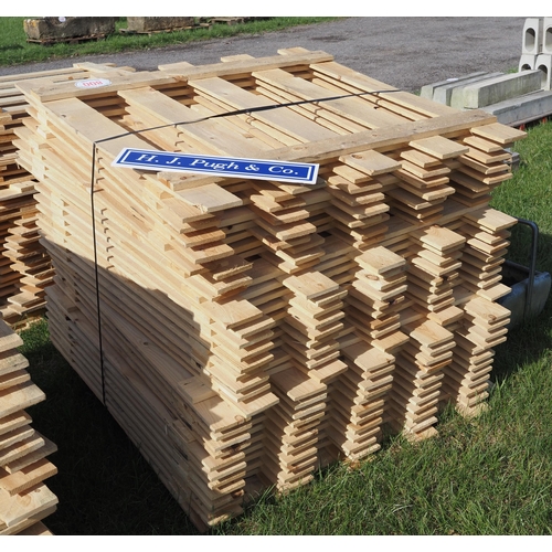 800 - Pallet of wooden fencing