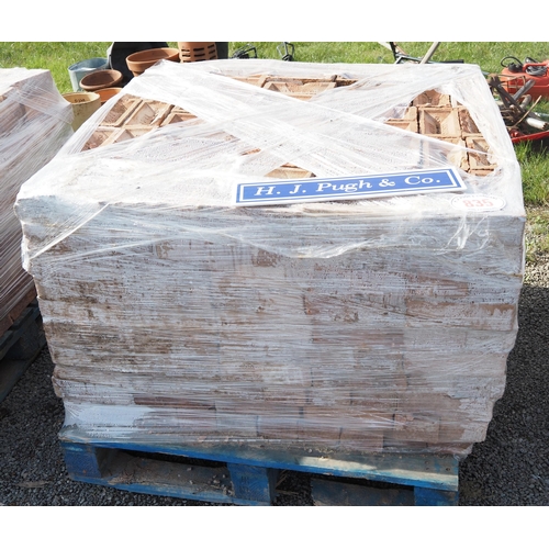 835 - Pallet of red bricks