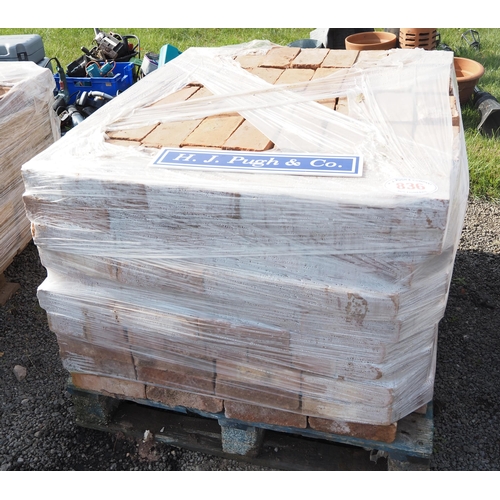 836 - Pallet of red bricks