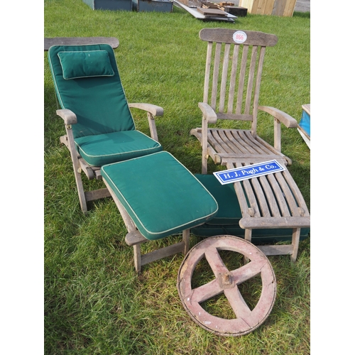 866 - Gargen loungers and wooden wheel