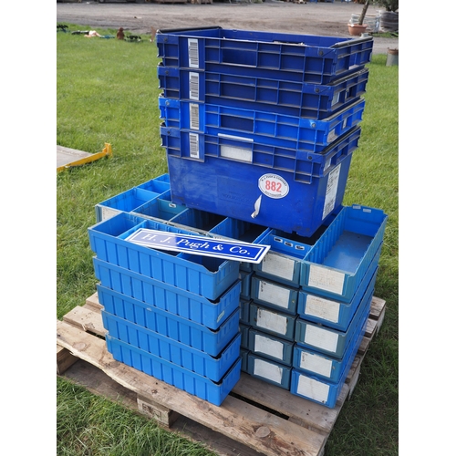 882 - Storage boxes and crates