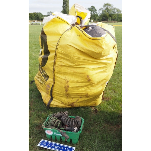 904 - Quantity of fluid containers and wire