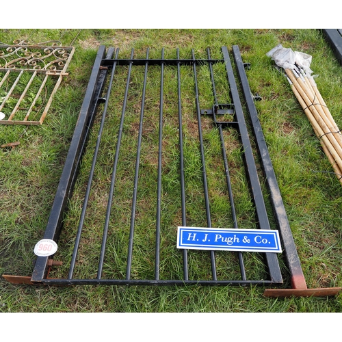 960 - Metal gate 3ft and posts