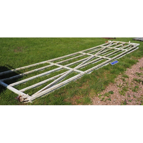 1129 - Pair of white gates 24ft - 2