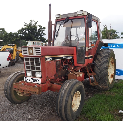 1627 - International 956XL tractor, starts but has gearbox issue. Reg. EKV 705Y