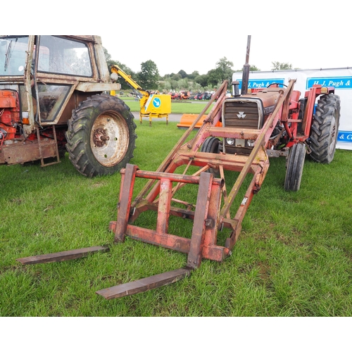 1631 - Massey Ferguson 265 tractor. 1980. Runs and drives. C/w front loader, pallet tines and bucket. Has b... 