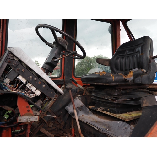 1633 - Belarus 572 4 cylinder tractor, 4 WD with loader and bucket. Runs and drives. Reg. H559 PUY