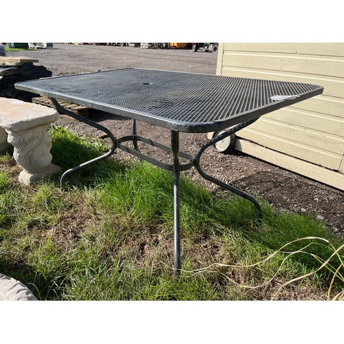 528A - Garden table