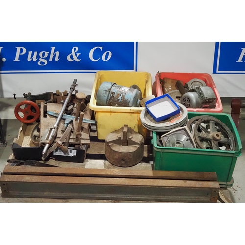 259 - Various lathe parts to include motors, bed, pulleys etc