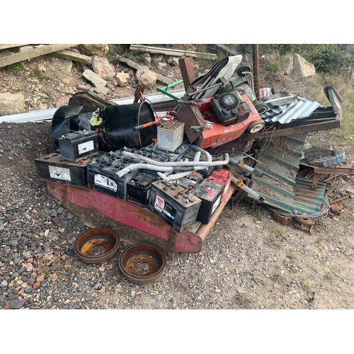 89 - Pile of scrap to include lead batteries, light iron, heavy iron and aluminium