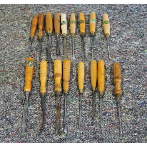 314 - Assorted carving chisels to include Henry Taylor - 17