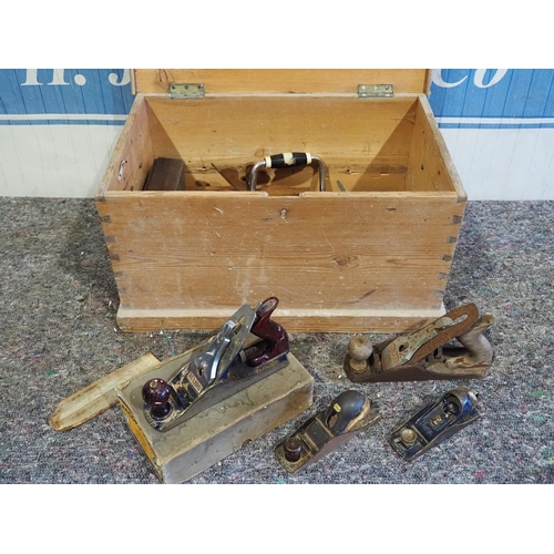 334 - Pine carpenters tool chest and contents of Record No.4 plane in box, Stanley No.110 block plane, Rec... 