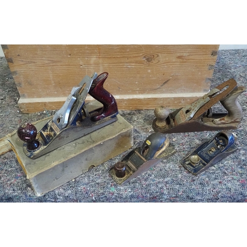 334 - Pine carpenters tool chest and contents of Record No.4 plane in box, Stanley No.110 block plane, Rec... 