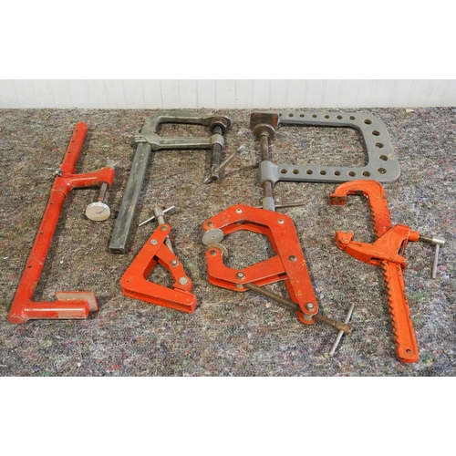 425 - Assorted clamps to include carver clamps and corner clamps