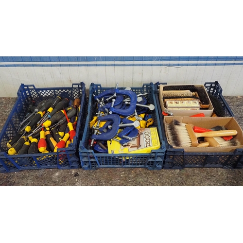 504 - Large quantity of screwdrivers, clamps and brushes