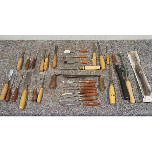 524 - Woodworking chisels and gauges to include Marples etc