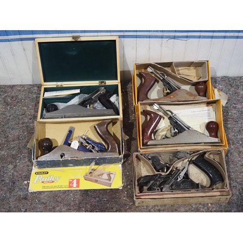 560 - Woodworking planes to include Stanley No. 4 in box - 3, Stanley rabbet plane and 1 other