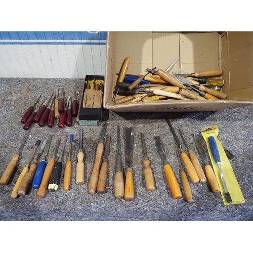 566 - Quantity of chisels and gauges to include Marples and Stanley