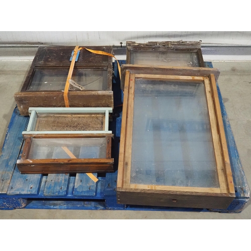 615 - Assorted beekeeping display cases