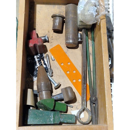 646 - Assorted anvil irons and blacksmiths tools