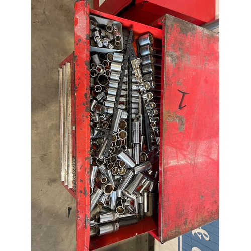 662 - Snap on and Caterpillar tool chests and contents