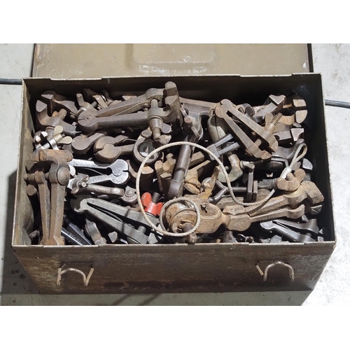 685 - Large quantity of vintage adjustable hand vices