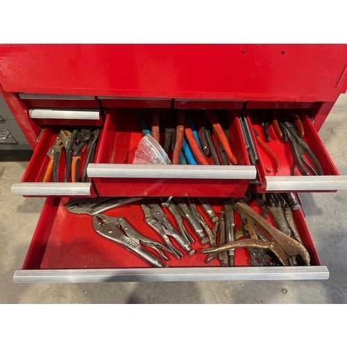 660 - Beach tool chest and contents