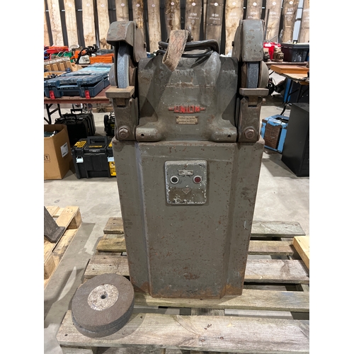 742 - Pedestal grinder. 3 phase