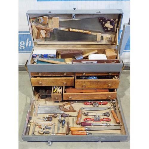 451A - Carpenters tool chest and large quantity of hand tools