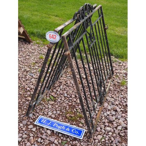 642 - Cast iron drive gates 90