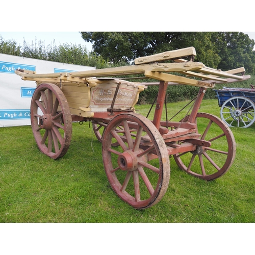 121 - H. S. Forman of Leicestershire 4 wheel hermaphrodite cart