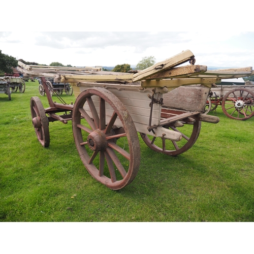 121 - H. S. Forman of Leicestershire 4 wheel hermaphrodite cart