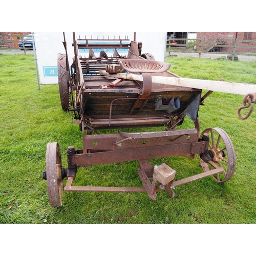 32 - International Deering rear discharge muck spreader, working order