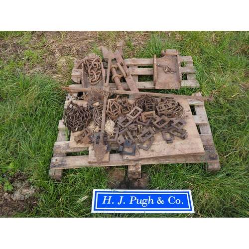 75 - Lugs, skids, chain links and plough marker