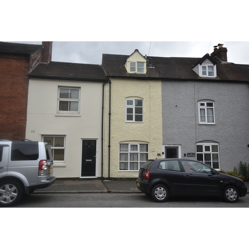 100 LOWER GALDEFORD, LUDLOW, SHROPSHIRE, SY8 1RU
A three storey, three bedroom townhouse located near Ludlow's amenities with the benefit of a rear garden. The accommodation requires improvement and updating. No Chain