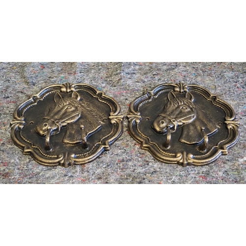 495B - Cast iron horse heads with 2 hooks 11