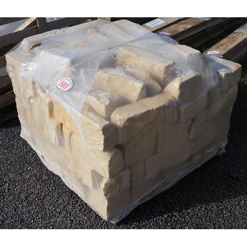 589 - Pallet of Cotswold brick