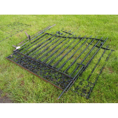 776 - Pair of metal gates 5ft and posts