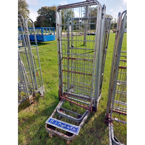 1518 - Caged trolleys  - 2