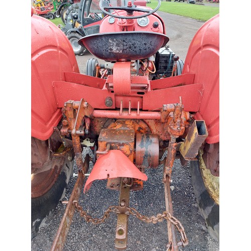 1653 - David Brown 950 tractor. Runs and drives