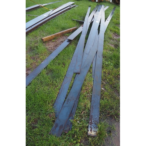 1494 - Flat steel lengths average 6.0m - 9