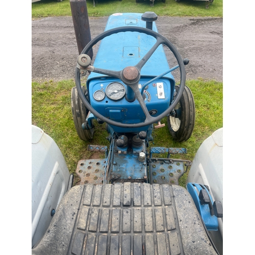 1654 - Ford 1900 tractor. Good tyres all round. Showing 6706 hours. Reg. Q37 JFC. Key, V5 and manual in off... 