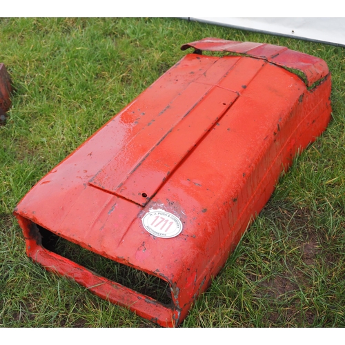 1711 - Massey Ferguson 135 bonnet parts