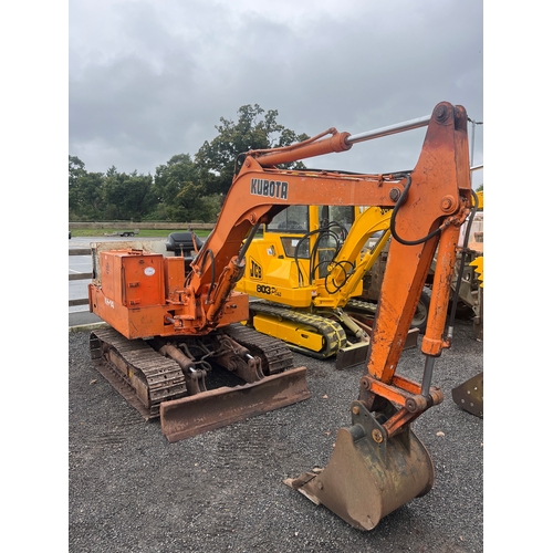 1718E - Kubota KH-14 mini digger. 3 Cylinder diesel. Runs and drives. Showing 7348 hours. Key in office