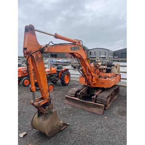 1718E - Kubota KH-14 mini digger. 3 Cylinder diesel. Runs and drives. Showing 7348 hours. Key in office