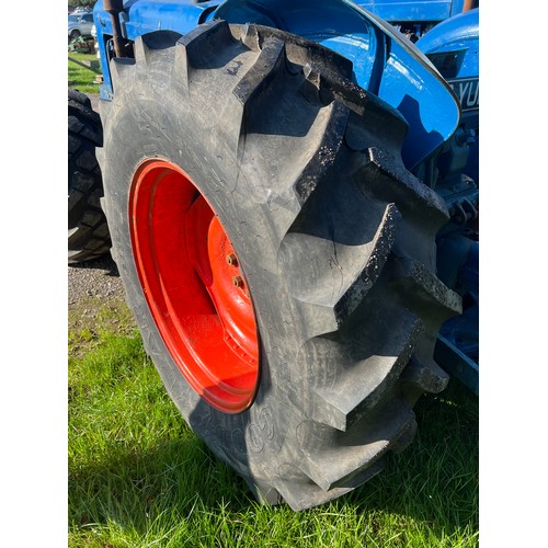 1679 - Fordson Major 4WD tractor. 6 Cylinder, runs well, good tyres. High rise pto Fitted with raised pto. ... 