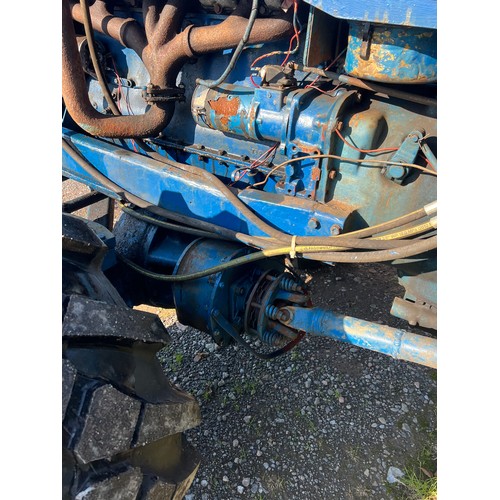 1679 - Fordson Major 4WD tractor. 6 Cylinder, runs well, good tyres. High rise pto Fitted with raised pto. ... 