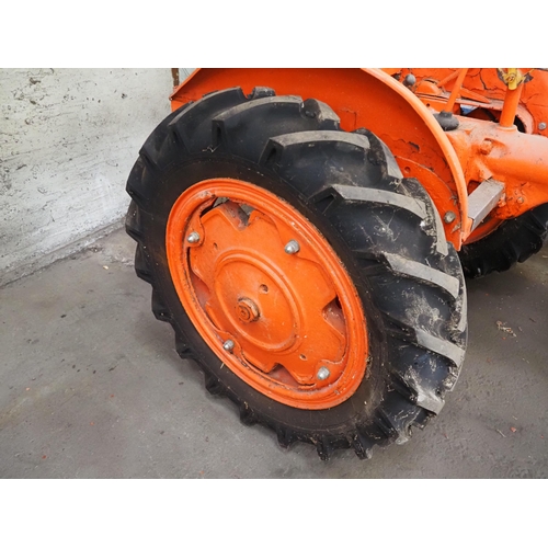 87 - Allis Chalmers B tractor. Petrol paraffin. Engine is free. Fitted with wishbone front axle, good rea... 