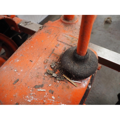 87 - Allis Chalmers B tractor. Petrol paraffin. Engine is free. Fitted with wishbone front axle, good rea... 