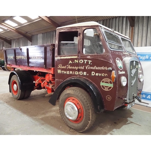 Foden 3 Way tipper lorry. 1935/36. Runs and drives. 1999CC. Chassis  No-17162.
This lorry started life with A. Nott Quarries fitted with its 5 Cylinder Gardner engine and 4 Speed gearbox it was designed to carry 7/8 Tonne. The lorry also pulled a trailer to carry a further 7/8 Tonne. It was then used in the last war by the MOD in the construction of Chivenor Aerodrome. Futhermore, in the 1950's the lorry was laid to rest in Bray Valley Quarry. Then in the 1970's the lorry was restored to its current condition by local craftsmen. This meant it could meet present Stringet plating regulations so it could carry its original 7/8 Tonne payload. Reg BOD 792. V5